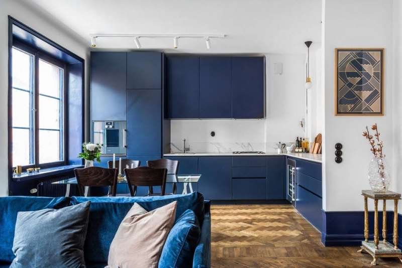 Синяя кухня на белом фоне смотрится очень выразительно